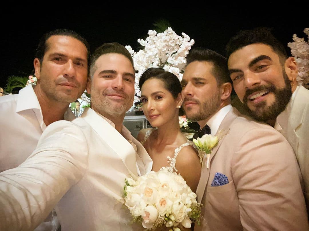 Entre los invitados estuvieron los compañeros de Carmen en la ficción ‘Sin senos sí hay paraíso’, Gregorio Pernía, Roberto Manrique y Roberto Jattin, quienes posaron con la actriz en ese día tan especial.