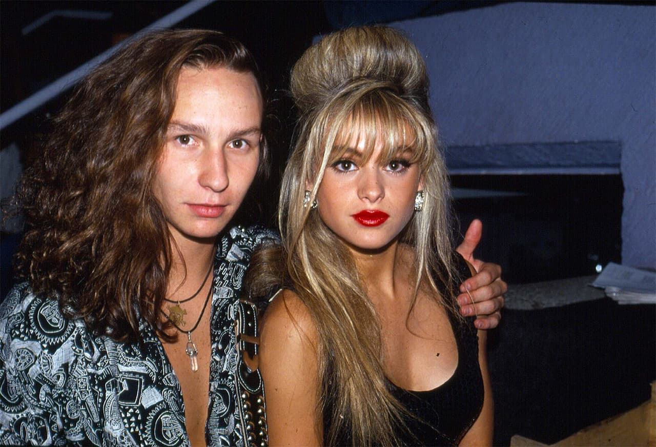 PAULINA RUBIO Y ERIK RUBÍN: Una de las parejas más sonadas de principios de los 90 fue la de los exTimbiriche, terminando en una polémica luego de saberse que el cantante terminó en brazos de Alejandra Guzmán. Ante este triángulo amoroso, ambas estrellas llevaron este problema al terreno musical. Por una parte, La Guzmán lanzó “Hey güera”, una clara llamada de atención para la “Chica dorada”, quien no dudó en responderle con “Mío”. Erik regresó con Paulina, pero no por mucho tiempo ya que al final prefirió la soltería por un tiempo.