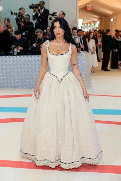 Dua Lipa en su paso por la alfombra roja de la Met Gala 2023