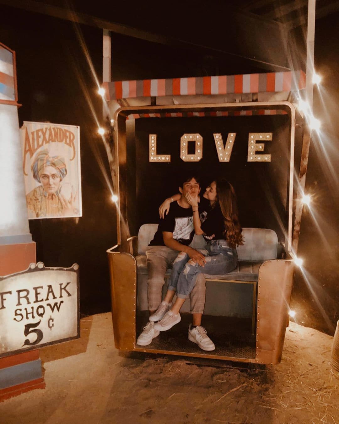 A sus 14 años, la adolescente cuenta con 196 mil seguidores en su cuenta oficial de Instagram, donde comparte su día a día, además de que recientemente publicó varias imágenes junto a su novio, de quien no dio su nombre, ya que pronto se cumplirán 2 años desde que se conocieron.
