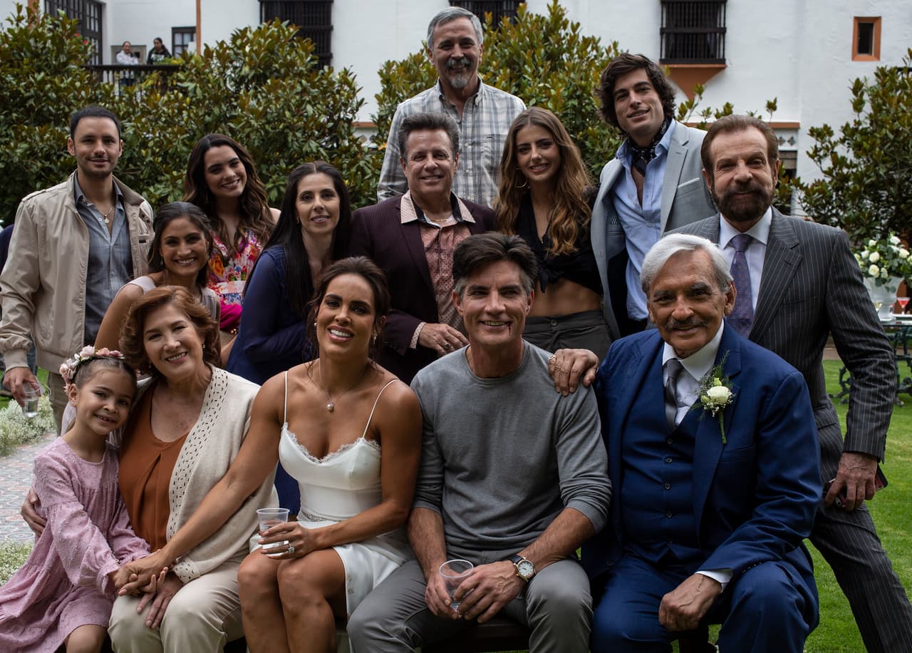 Al final, todo el elenco de 'Quererlo Todo' se tomó la foto del recuerdo para enmarcar este gran momento. 
<br>
<br>Sigue esta telenovela de lunes a viernes a las 3:30 pm. con Las Estrellas.