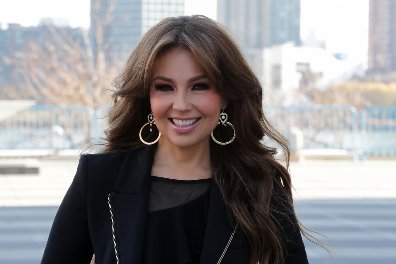 Thalía recuerda a 'Marimar' con sensual baile... ¡sin ropa interior!