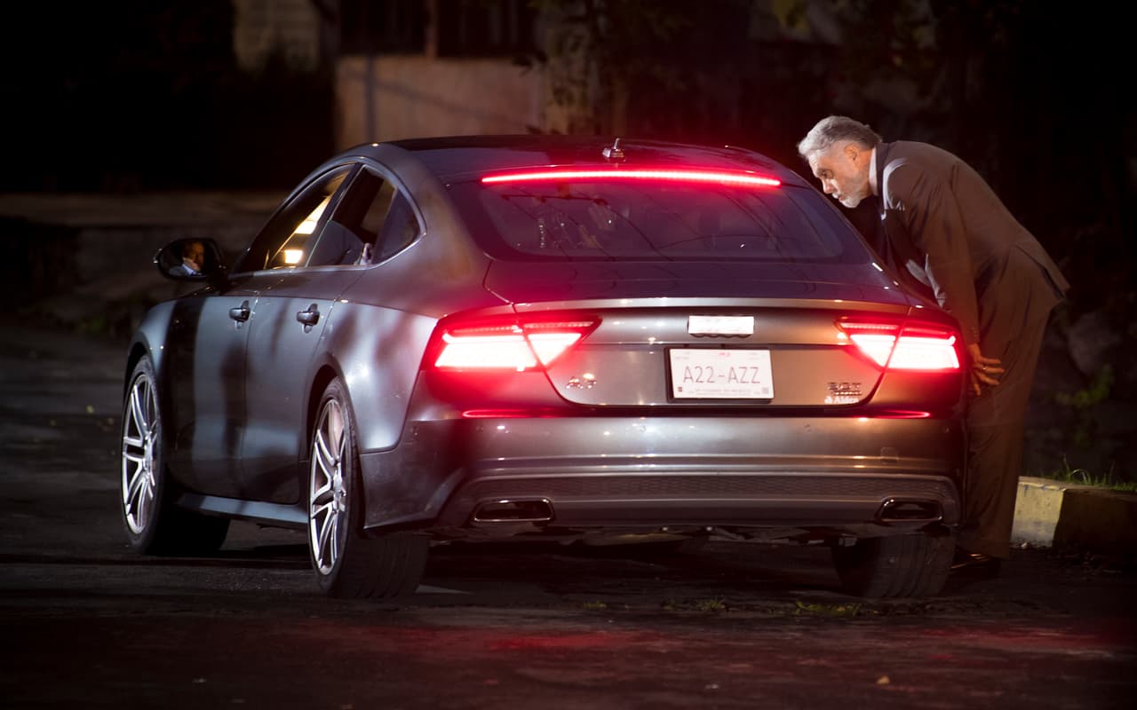 La cita es a las 10:00 de la noche. El licenciado Téllez le ha pedido a Alan el doble del pago que recibió la última vez.