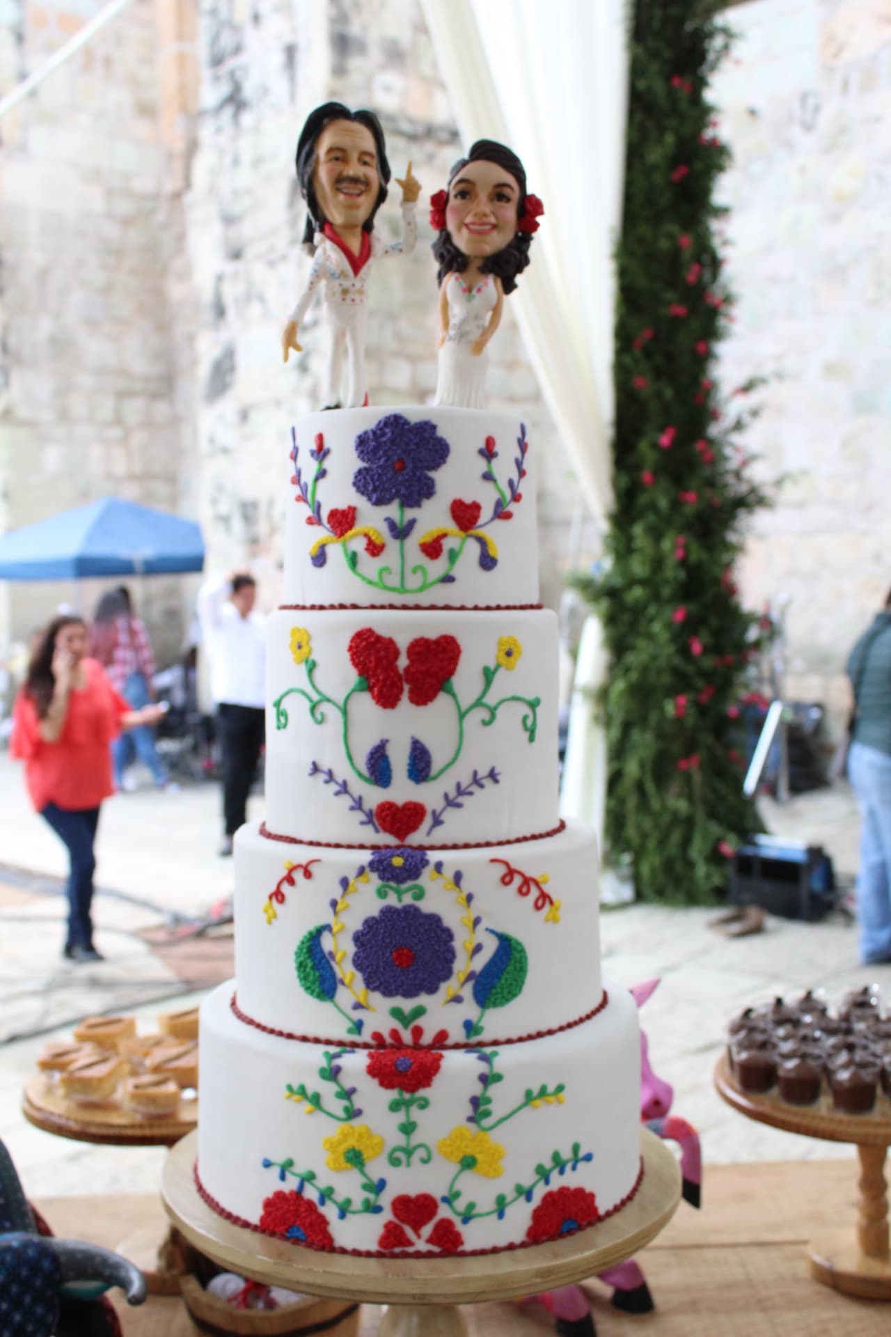 En una boda nunca puede faltar el pastel... ¿a quién se le antojó?