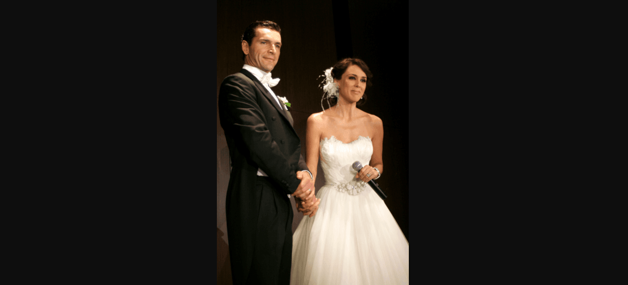 Sacada de un cuento de hadas fue como se vio Jacky Bracamontes el día de su boda. Y es que la conductora contrajo nupcias con Martín Fuentes en 2011 en Guadalajara, Jalisco, donde lució tres diferentes vestidos: uno para la ceremonia civil, otro para el enlace religioso y un tercero para la recepción.