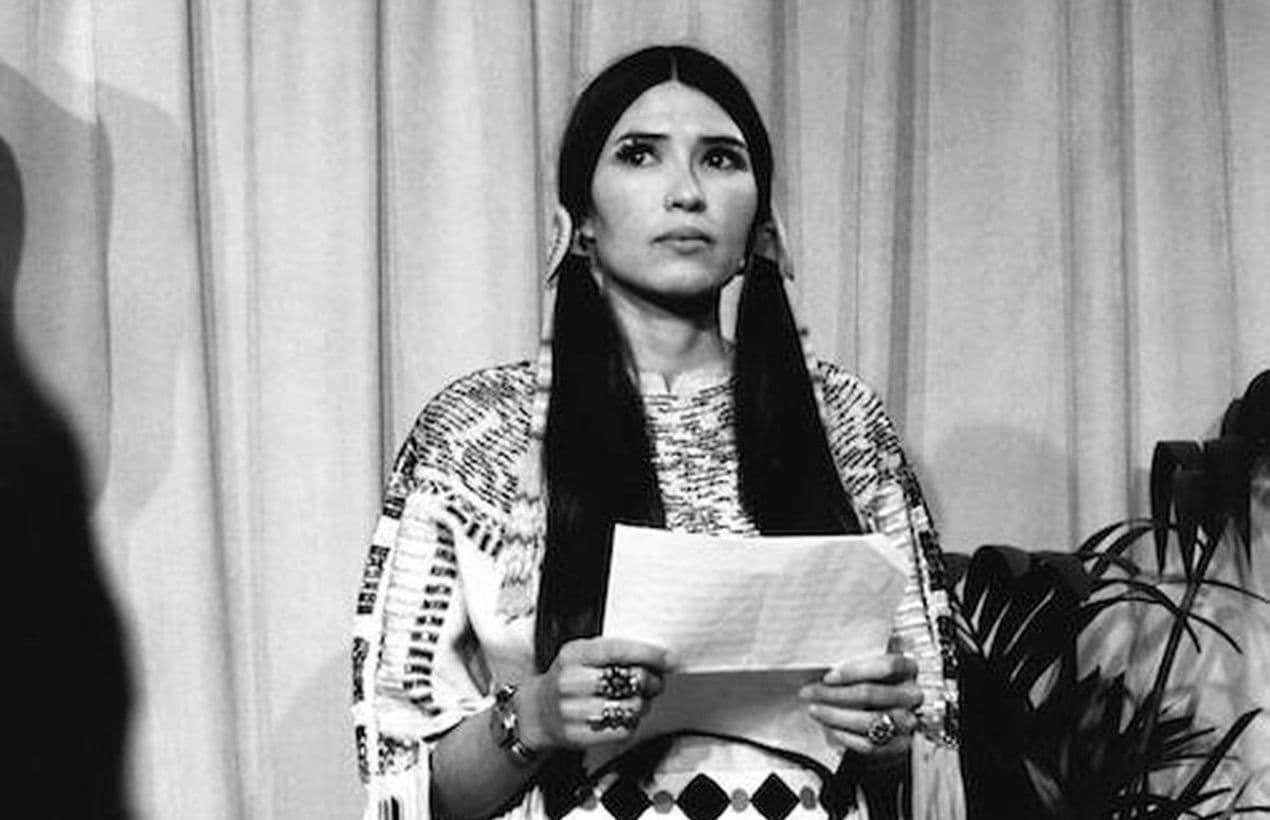 La poderosa historia de Sacheen Littlefeather, la actriz que abuchearon en los Óscar
