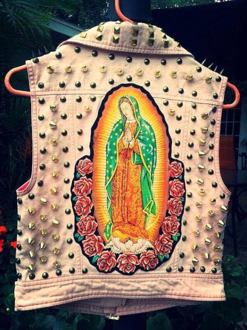 La marca 'LunaticAdesing' creó este diseño que combina la imagen de 'La Guadalupana' con estoperoles metálicos que proponen un estilo audaz.