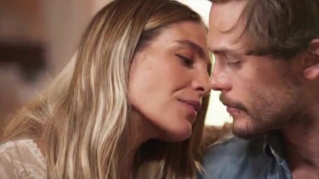 Silvia intenta besar a Pedro; él la rechaza por ser una ‘señora’