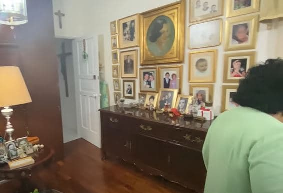 La pared que está junto a la puerta está decorada con algunas fotos del pasado de la actriz y otras más de algunos de sus familiares.