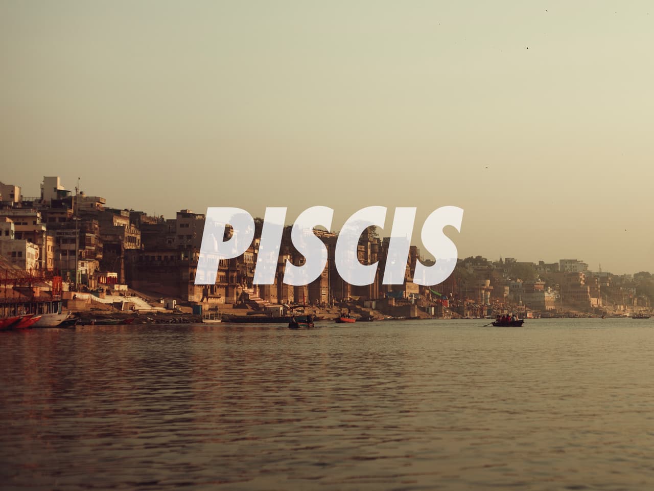 PISCIS – VARANASI, INDIA. Se dice que el último signo del Zodiaco tiene poderes psíquicos pues está muy en contacto con su inconsciente y su intuición. Es sensible, empático y suele soñar despierto. Un destino con tintes místicos y espirituales será la mejor opción para él. La ciudad más sagrada de India resulta ser la elección perfecta. La filosofía y la energía que sentirá ahí, nutrirá el espíritu de Piscis.