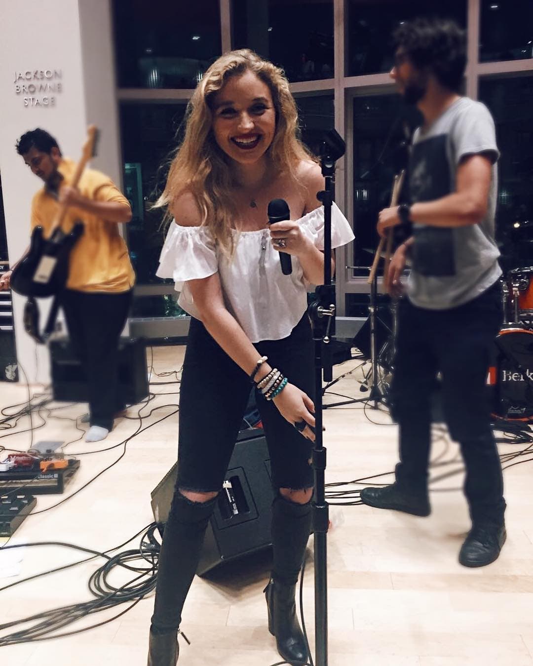 Hija de Angélica Rivera planea escribir canciones sobre su estancia Los Pinos