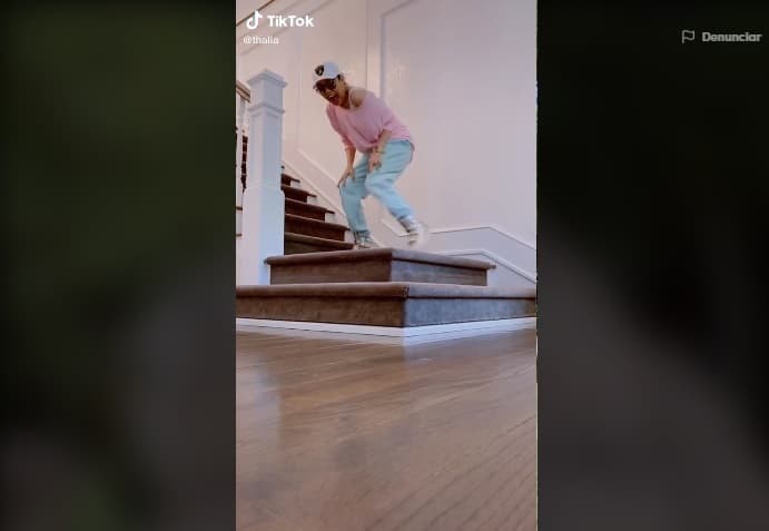La mansión tiene pisos de madera y unas elegantes escaleras forradas del mismo material.