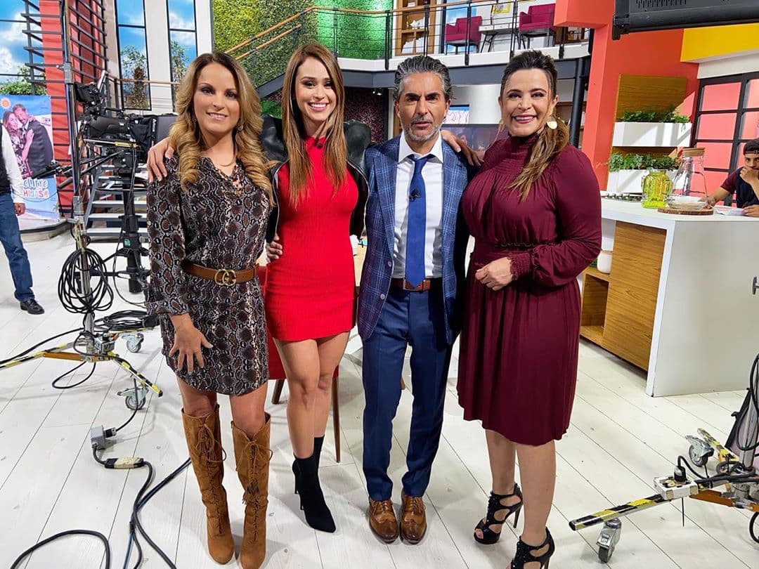“Sí estoy saliendo con alguien ya muy formal, muy contento. Al tiempo ya se irá sabiendo. Yo siempre quise encontrar a alguien con quien pudiera hablar, con quien me identificara, con hijos. Estoy bien, muy contento”, precisó al programa De Primera Mano.