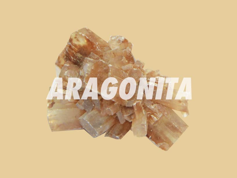 ARAGONITA. Al observarla se puede notar una especie de púas que van hacia todas las direcciones, es por eso que se le asocia con las aventuras y la curiosidad. Está muy ligada al cambio y los nuevos comienzos. Nos incita a lidiar con lo desconocido y tener confianza en uno mismo.