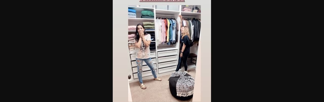 Aislinn Derbez dio una probadita de cómo luce dicho rincón de su casa, el cual está decorado en tonos blancos con secciones para jeans, suéteres, sombreros y zapatos; además tiene un pequeño taburete en color negro al centro.
