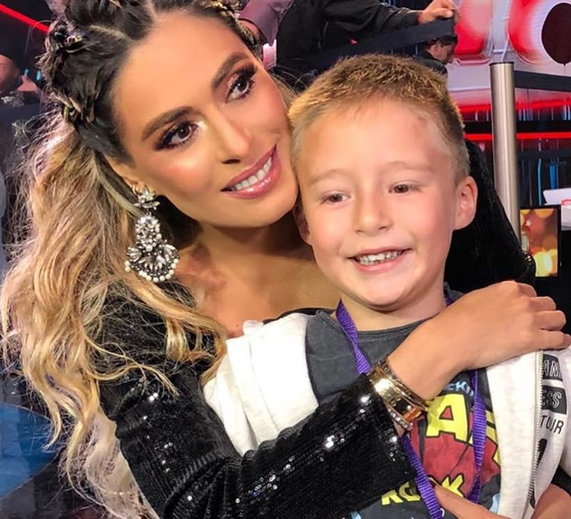 Durante las grabaciones del reality show ‘Pequeños gigantes’, Galilea recibió la visita de Mateo, compartiendo esta emotiva foto ese mismo año.