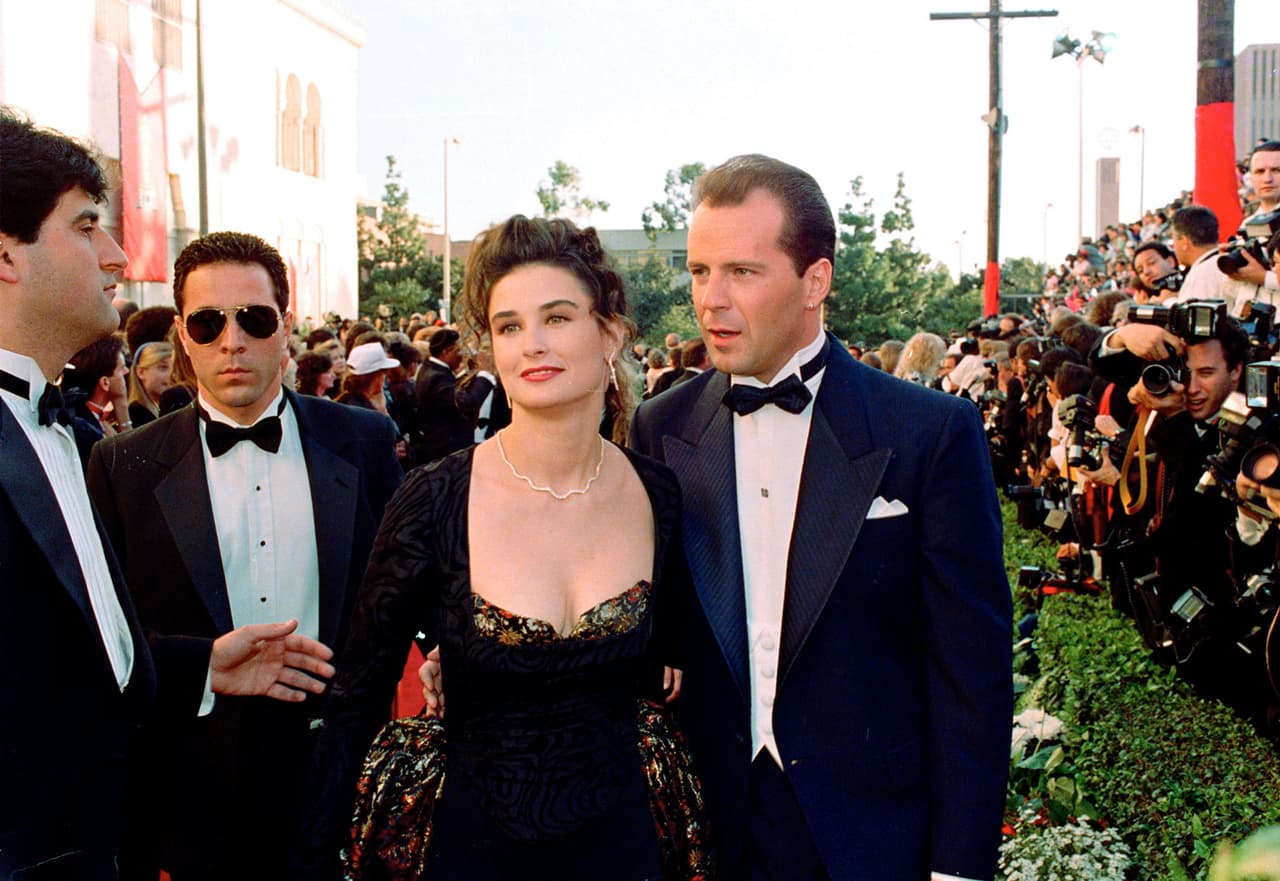 En 1989, Demi Moore, acompañada de Bruce Willis, apostó por un look compuesto por pantalones tipo ciclista y un vestido con capa de terciopelo.