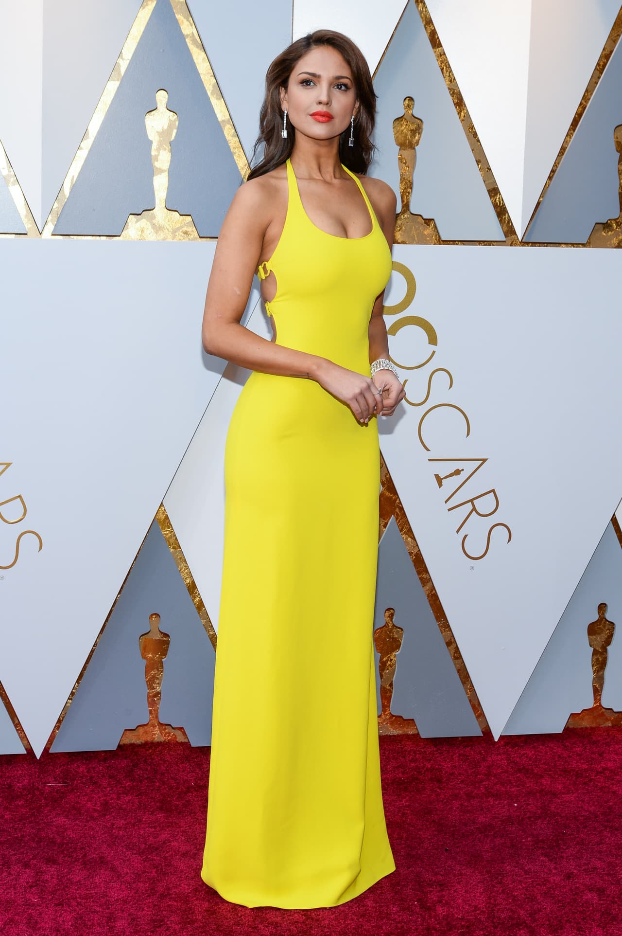 ¡Eiza González posa con una tarántula viva en su rostro!