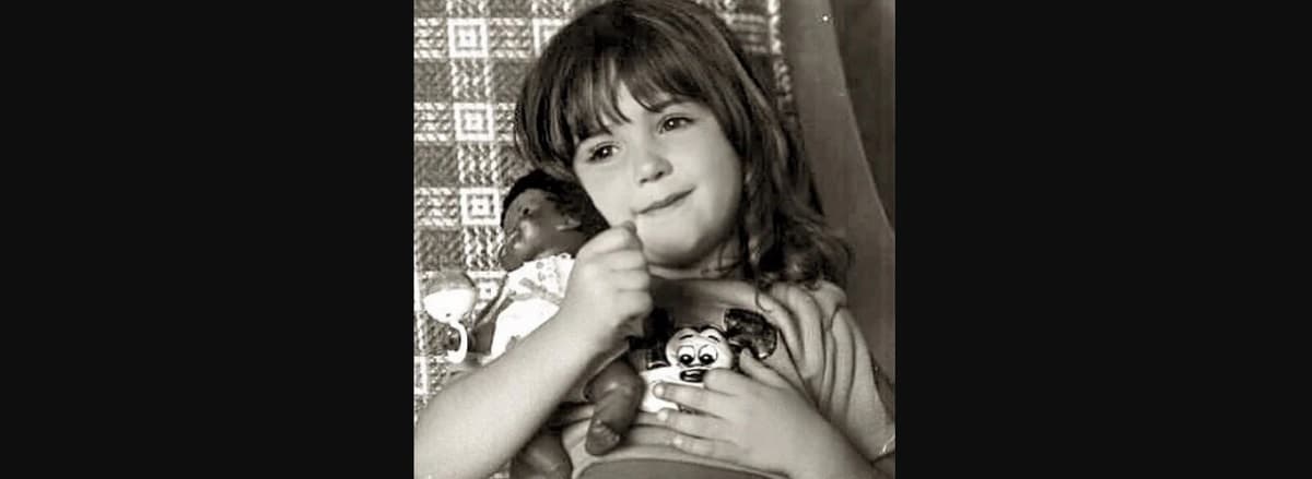 Andrea Legarreta es otra que deja sin palabras por sus fotografías de niña, en las que según sus fans es idéntica a sus hijas Mía y Nina.