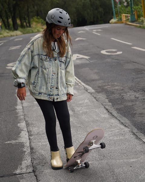 En su cuenta de Instagram, Julia da cuenta de lo mucho que disfruta su vida, ya sea patinando en skate o caminando a la orilla del mar. 
<br>