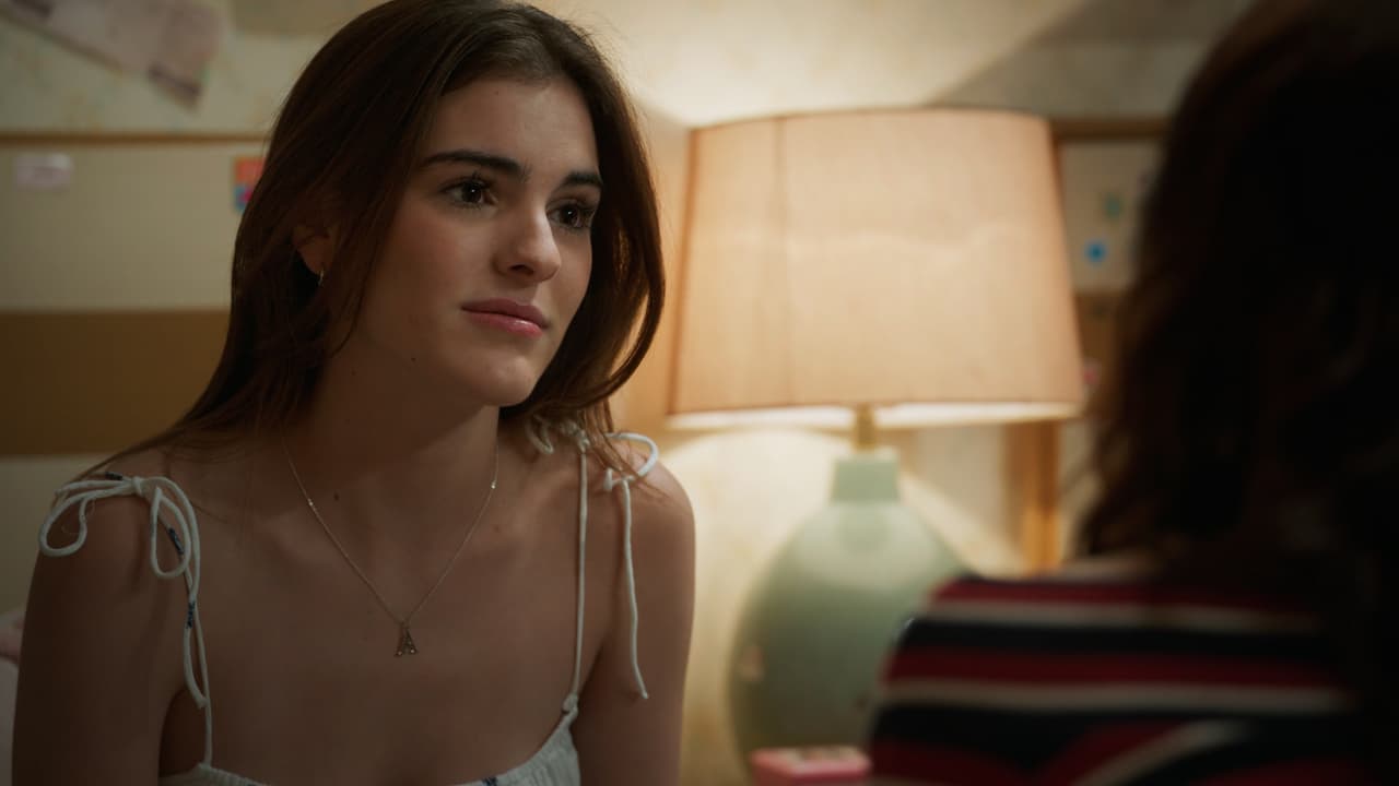 Mónica le platica a Rebeca cómo es Aura