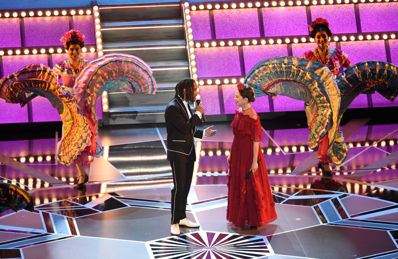 Natalia Lafourcade y Miguel hicieron lo mismo, frente a una espectacular escenografía.