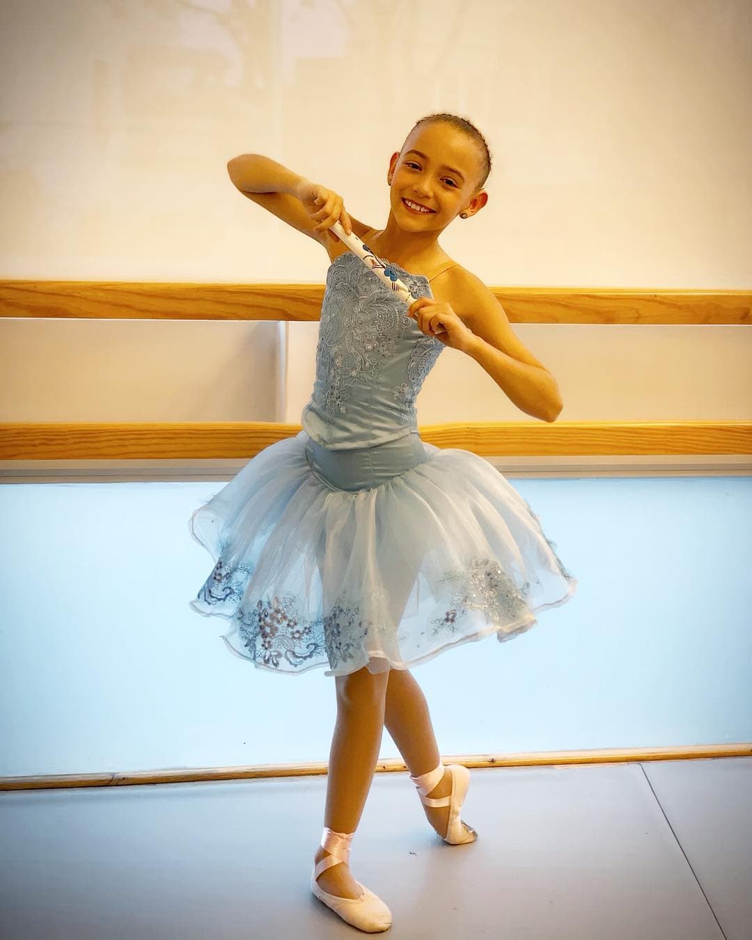Emi Palazuelos se desarrolla como bailarina de ballet y también forma parte del grupo K’IINS, grupo que tuvo su lanzamiento en 2017 para el público infantil.
