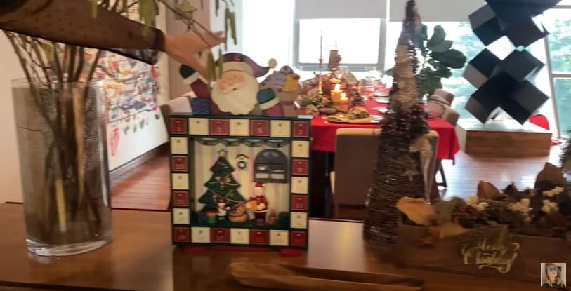 Destacó también que muchos de los adornos tienen valor sentimental como el calendario que colocó a la entrada de su casa.