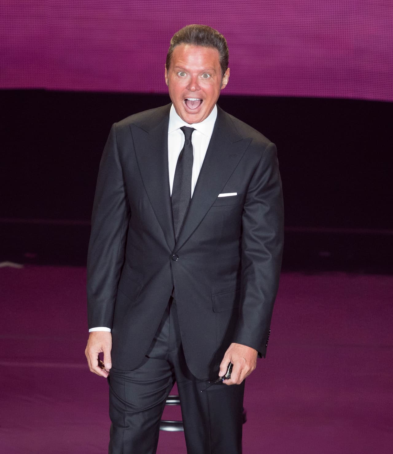 ¡Sin pena! Luis Miguel ajusta sus “partes íntimas” a medio concierto