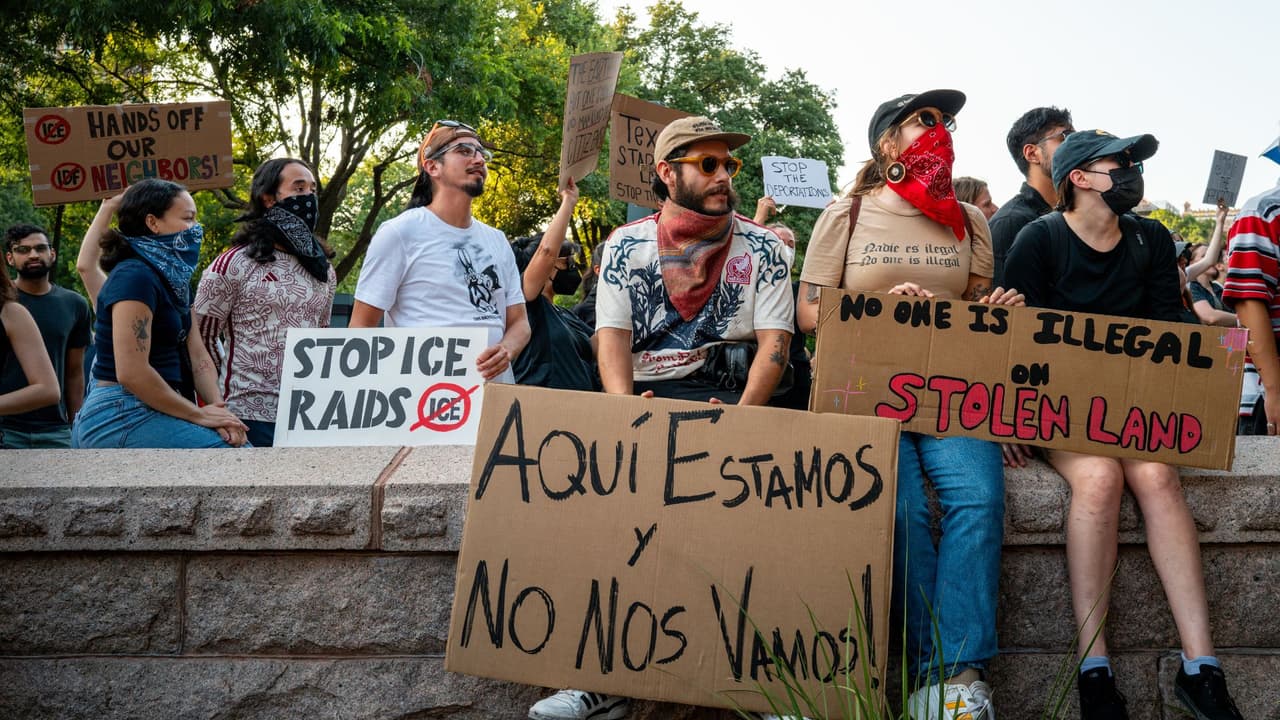Protestas en Austin, Texas, contra operativos de ICE: iniciaron pacíficamente y terminaron en caos