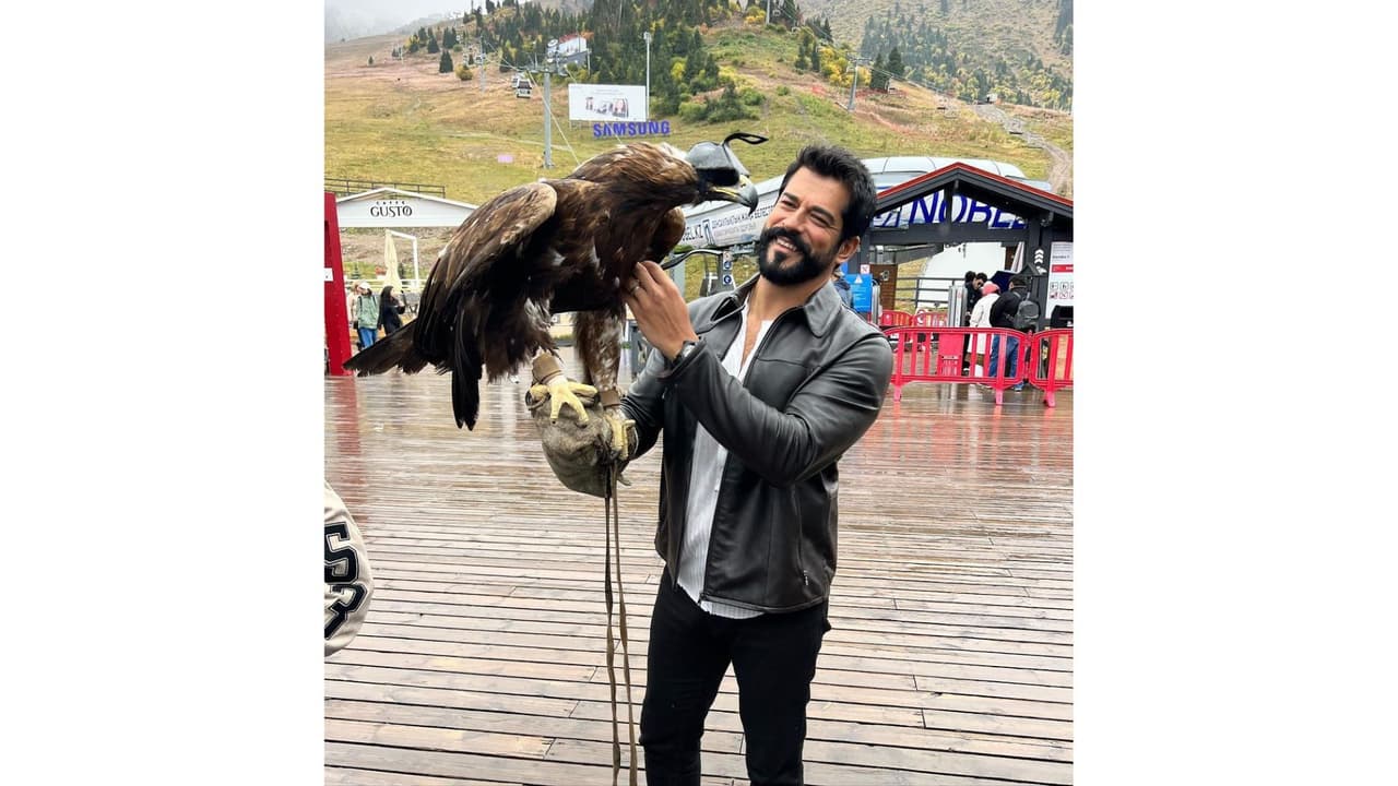 Burak Özçivit continúa con su carrera como actor y modelo.