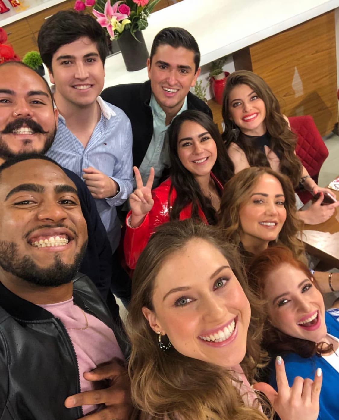 Incluso, a 16 años de la telenovela, el elenco se reencontro el 12 de julio de 2018 en el programa 'Hoy' para sorprender a Andrea Legarreta en su cumpleaños, pues ella fue la entrañable 'Maestra Lupita' en '¡Vivan los niños!'.
