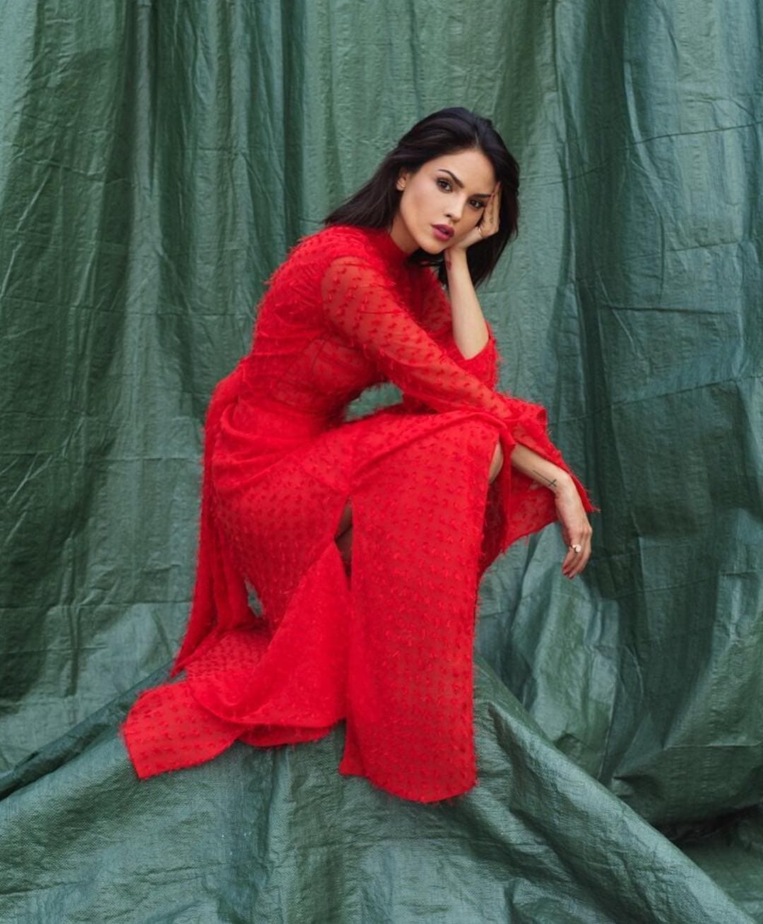 Eiza González. La joven fue discriminada en su primera audición en Hollywood. En entrevista con ‘Interview Magazine’, detalló que aunque dio lo mejor de sí en la prueba, la directora le dijo: 'probablemente vas a obtener trabajo solo porque eres bonita’.