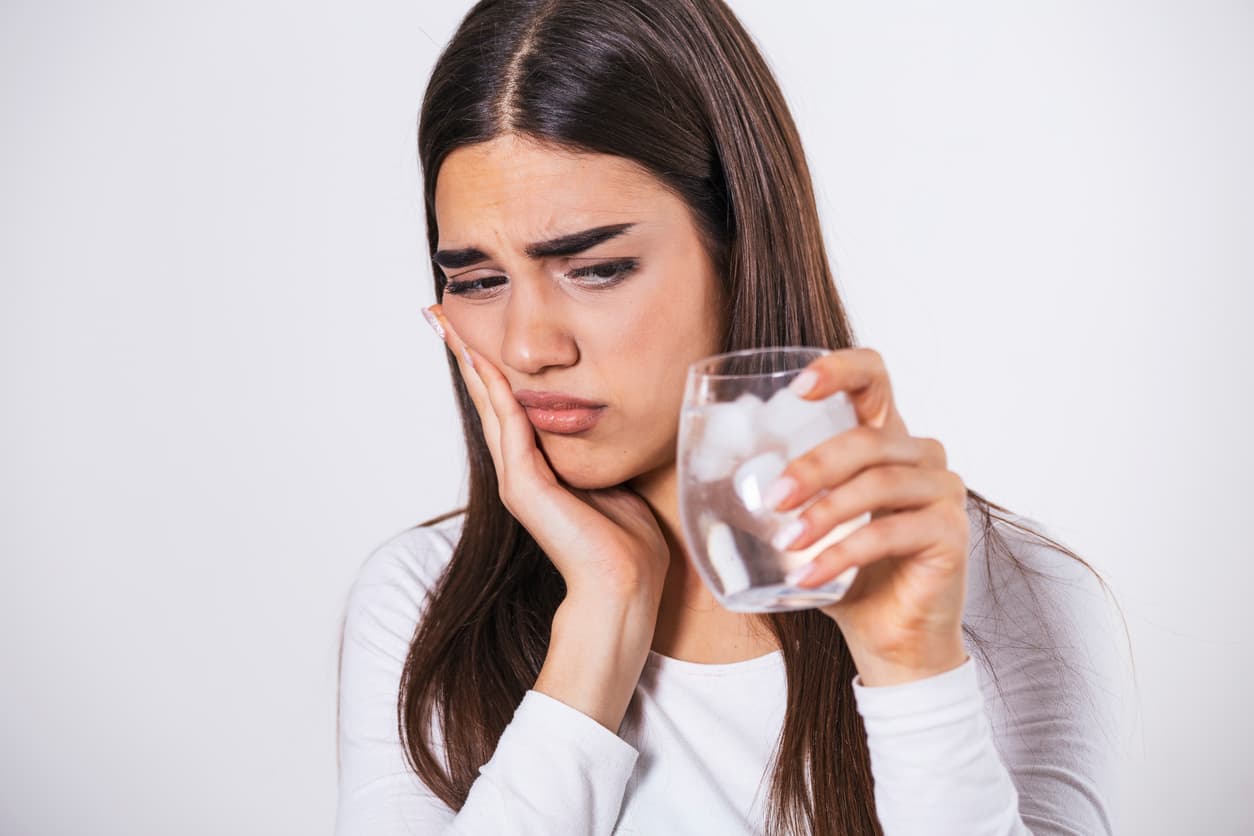 Conoce qué provoca que los dientes se caigan en adultos