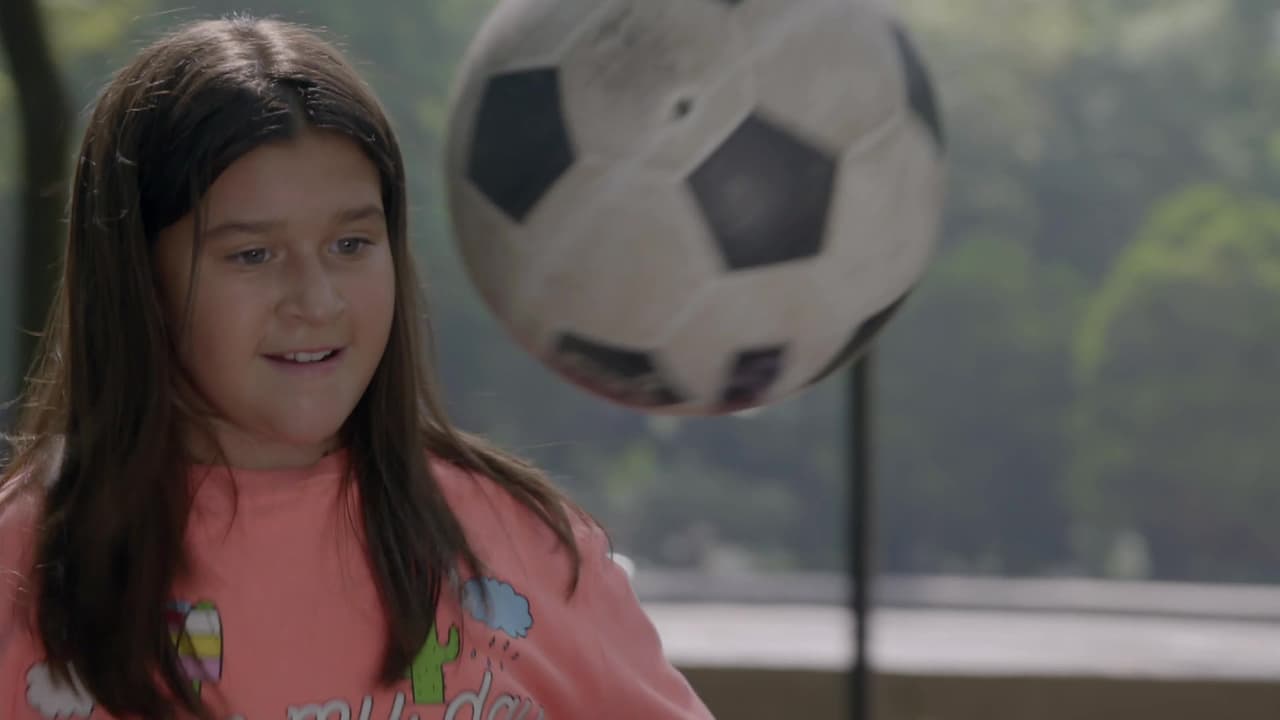 'Samantha' quiere que su papá pase más tiempo con ella y para lograrlo le pide a Henry que la enseñe a jugar fútbol, pero al querer entrar al equipo de la escuela se topa con la discriminación de todos en 'La historia de un padre, un príncipe y una futbolera'.