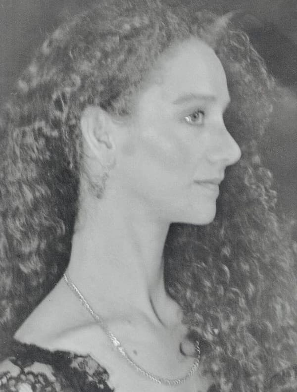 Mercedes Vaughan es una actriz nacida en Costa Rica que se trasladó a México para trabajar como bailarina profesional.