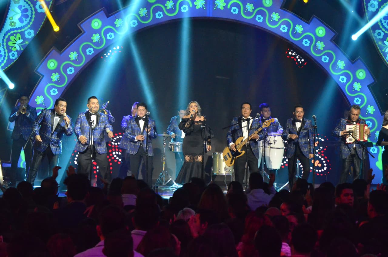 El escenario se llenó de cumbia con Los Ángeles Azules, los de Iztapalapa regresaron de una gira por Argentina donde prepararon un nuevo álbum.