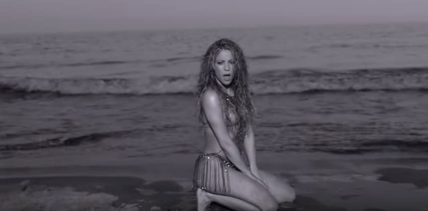 Shakira en el video de Clandestino