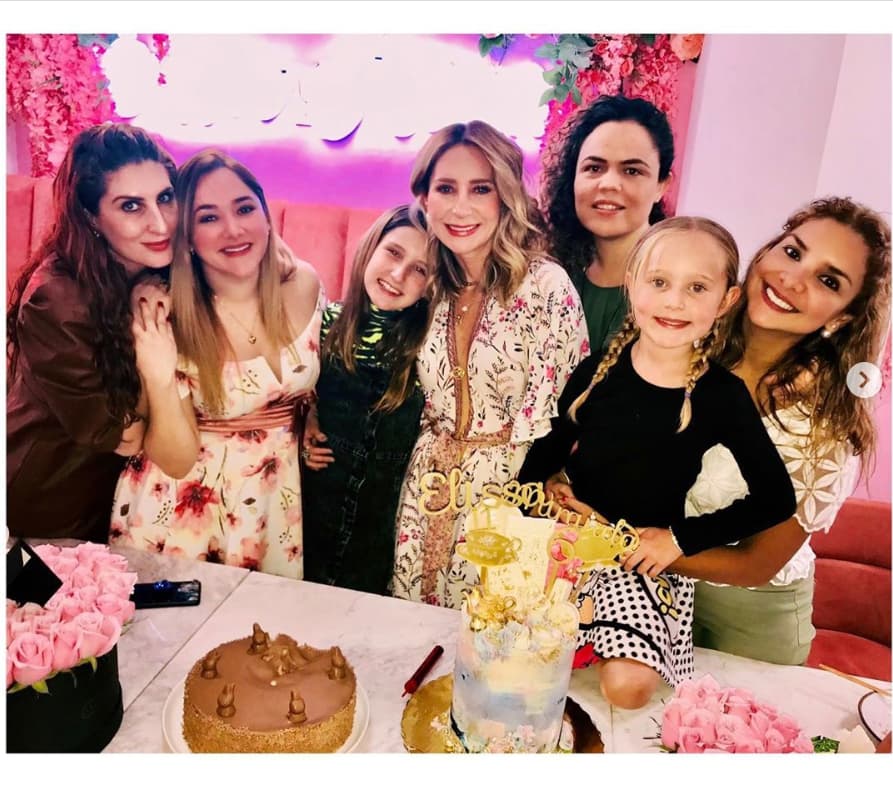Con motivo de sus cumpleaños, Geraldine organizó una fiesta de té, cuya reunión se realizó en Isabella Café, el negocio de su amiga y también madrina de su hija menor, Sherlyn.