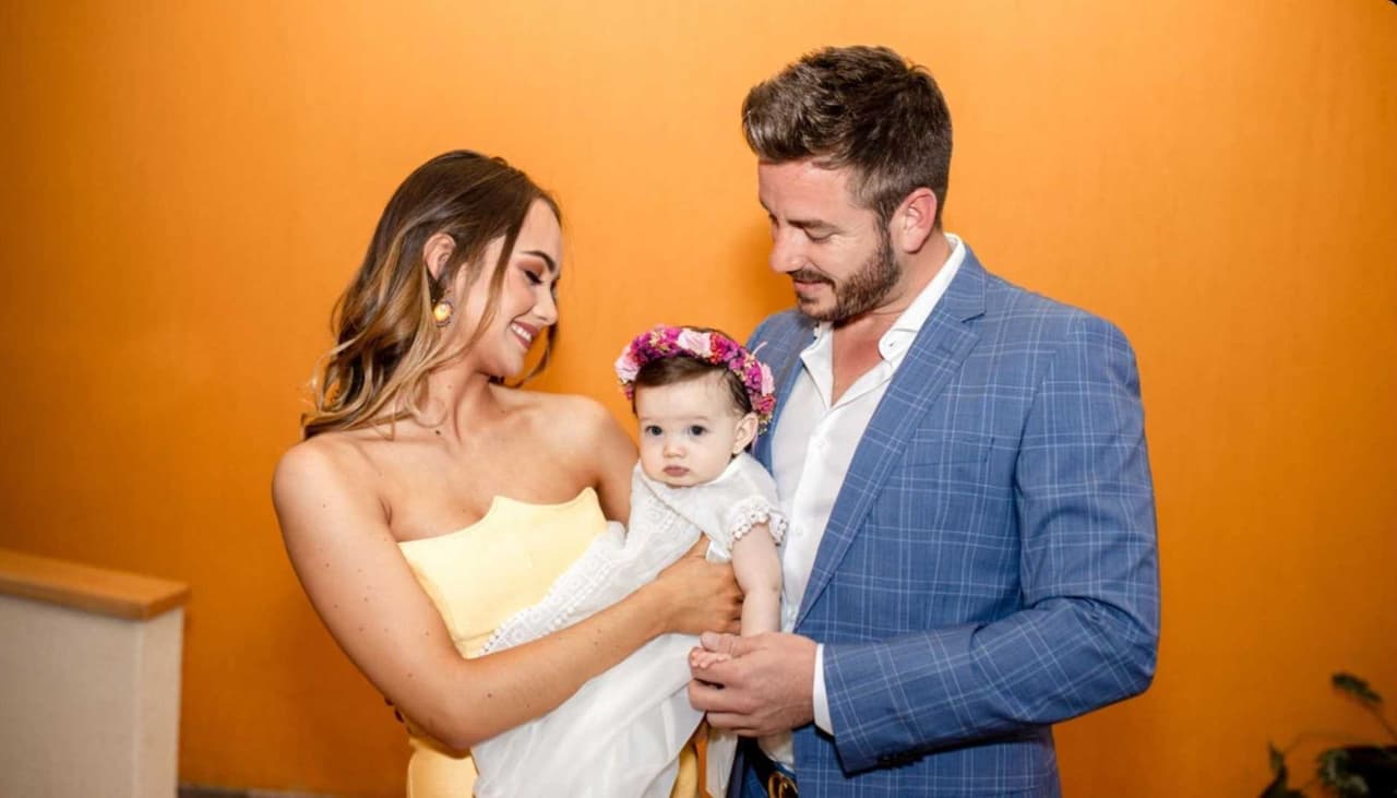 Juan Diego Covarrubias reaccionó a las románticas fotografías del día de su boda y del bautizo de su hija, dedicándoles un amoroso mensaje a las mujeres de su vida.