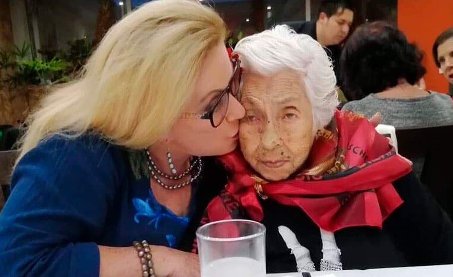 Tras recibir los santos óleos, Laura Zapata destapa cómo se encuentra su abuelita y pide oraciones