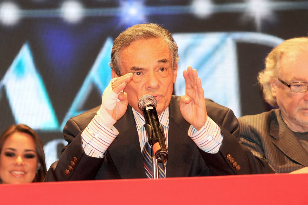 En una conferencia de prensa de 2011, José José comentó que Manuel José empezó a mandarle e-mails como un admirador más y después comenzó a promocionarse como su hijo. “Dado el parecido que yo mismo noté en él con la familia de mi papá, lo primero que hice, por respeto a Dios, porque todo hijo es una bendición, por respeto a mi esposa, a mis hijos, al público y a su señora madre, lo invité a que nos hiciéramos (una prueba) de ADN para comprobar si éramos familiares”, dijo el cantante, en un clip que retomó Anel Noreña en febrero de este año en Instagram.