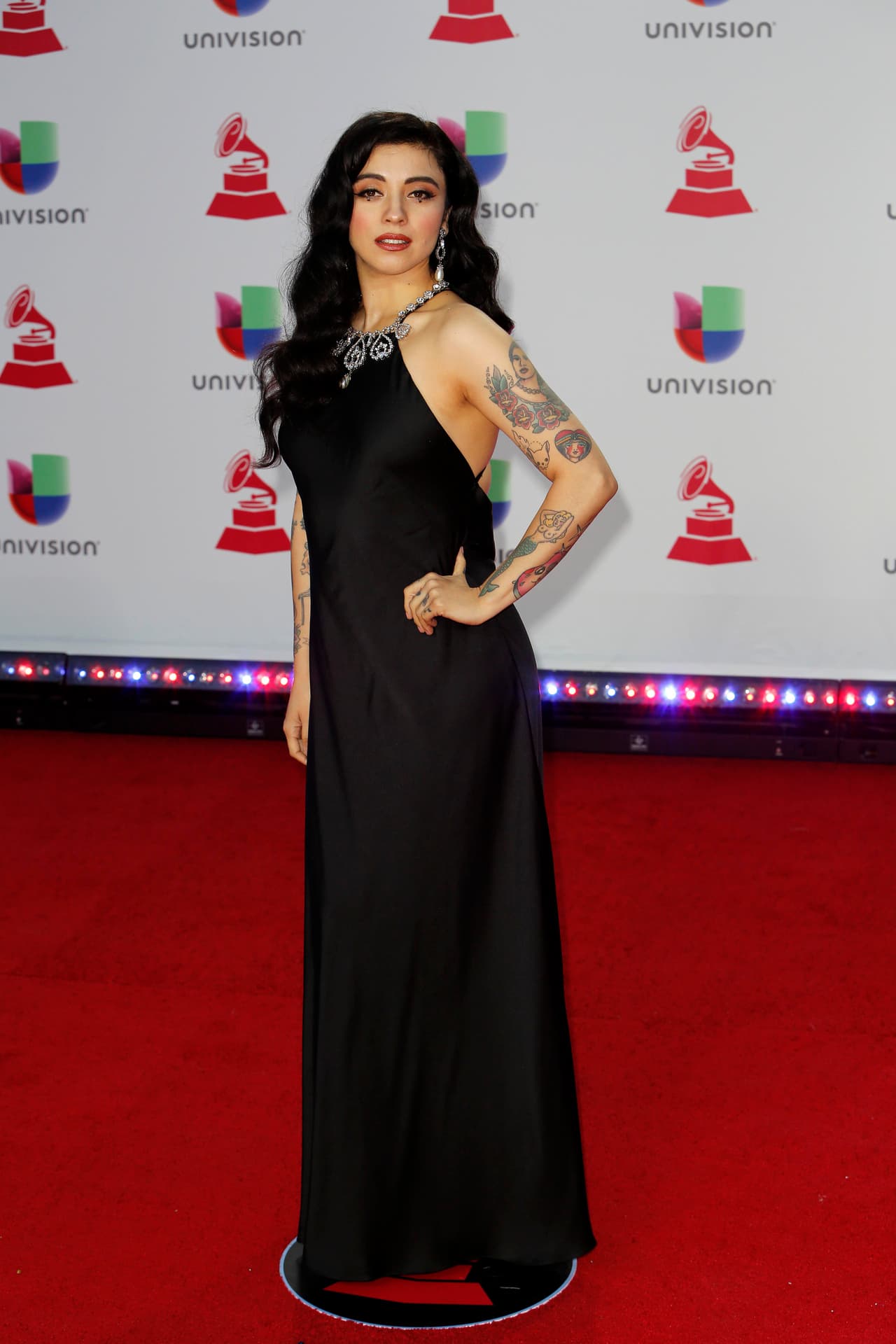 Mon Laferte desfiló con un sexy vestido, muy adecuado para los Latin Grammy