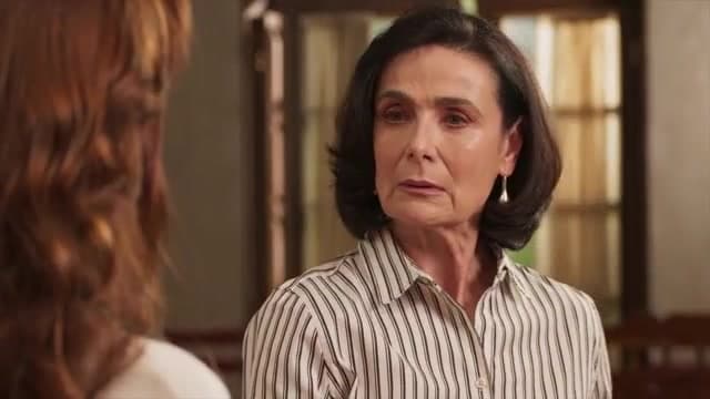 Mercedes cachetea a Doménica