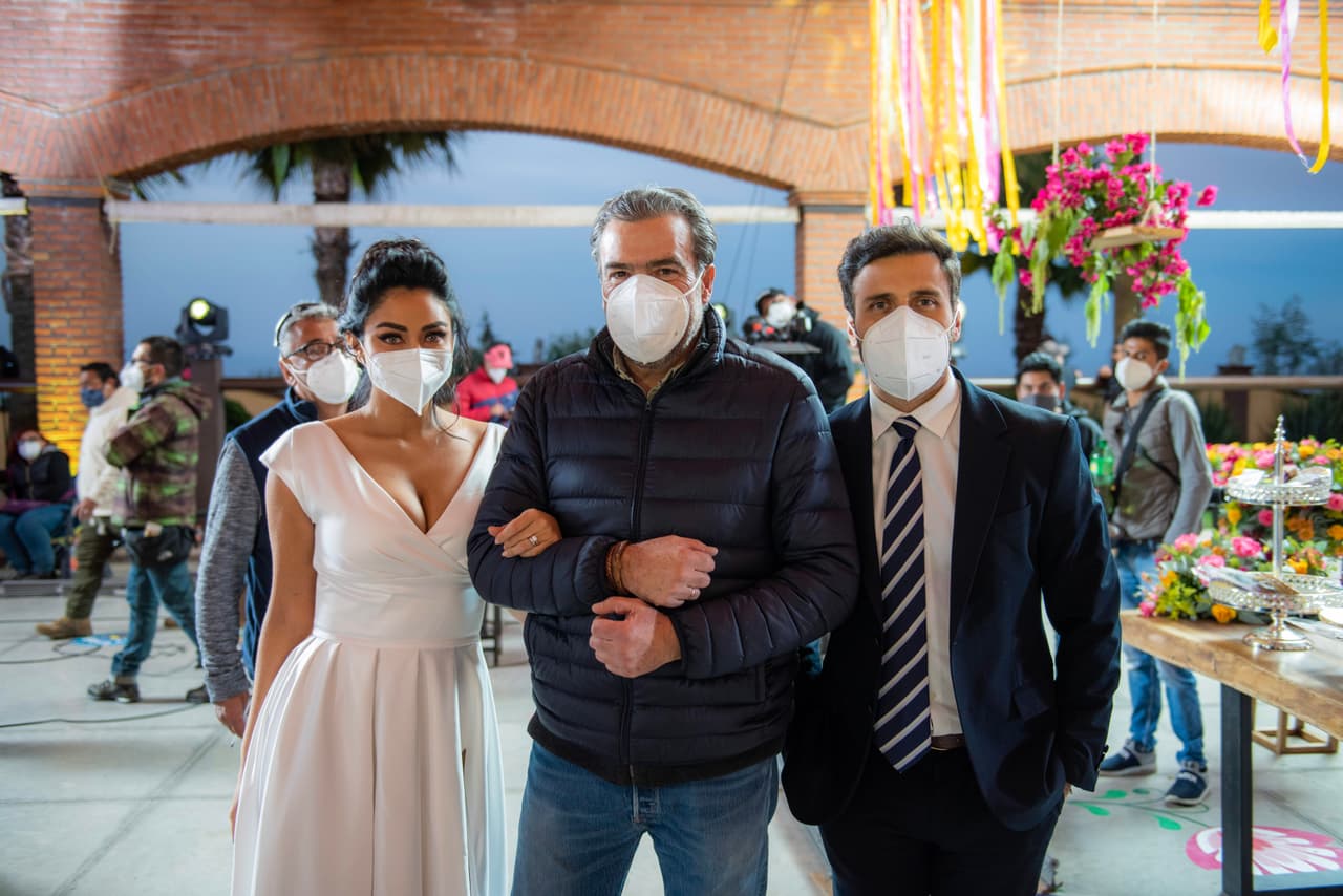 Aquí los 'novios', Claudia Martín y Carlos Ferro, posan con el productor Carlos Moreno.