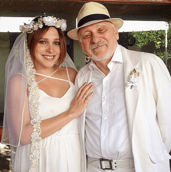 Aunque la actriz suele compartir vistazos a su vida privada en su cuenta de Instagram, se desconoce quién sea su esposo y padre de su hija.