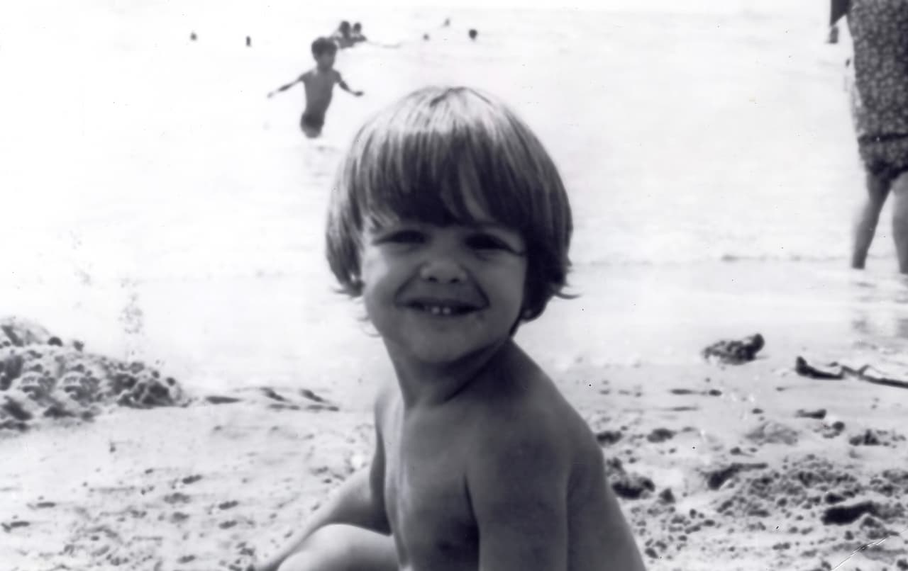 Luis Miguel Gallego Basteri nació en San Juan, Puerto Rico el 19 de abril de 1970.