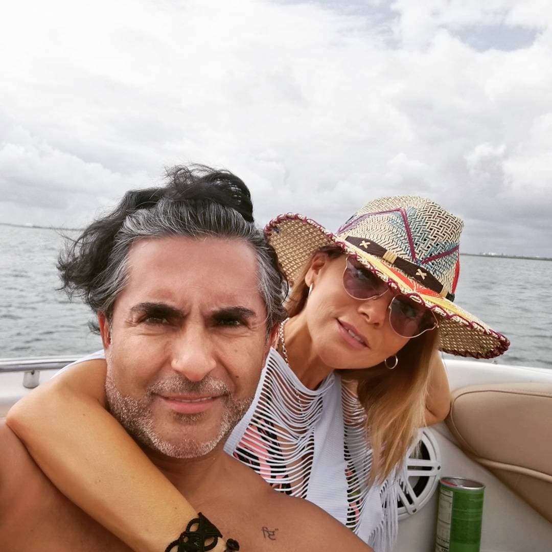 “Yo siempre he pensado, cuando hay evidencias y cuando ya es muy abierto, no puedo faltarle el respeto al público y aunque sea mi vida personal, pero al ser público debes dar una explicación. Entonces Andreita (Legarreta) me ayudó a hacer el comunicado y a aceptar lo que era real, pedir perdón. Claro, viví la consecuencia que tenía que vivir, no hubiera querido herir a Fernanda de esa manera”, comentó.