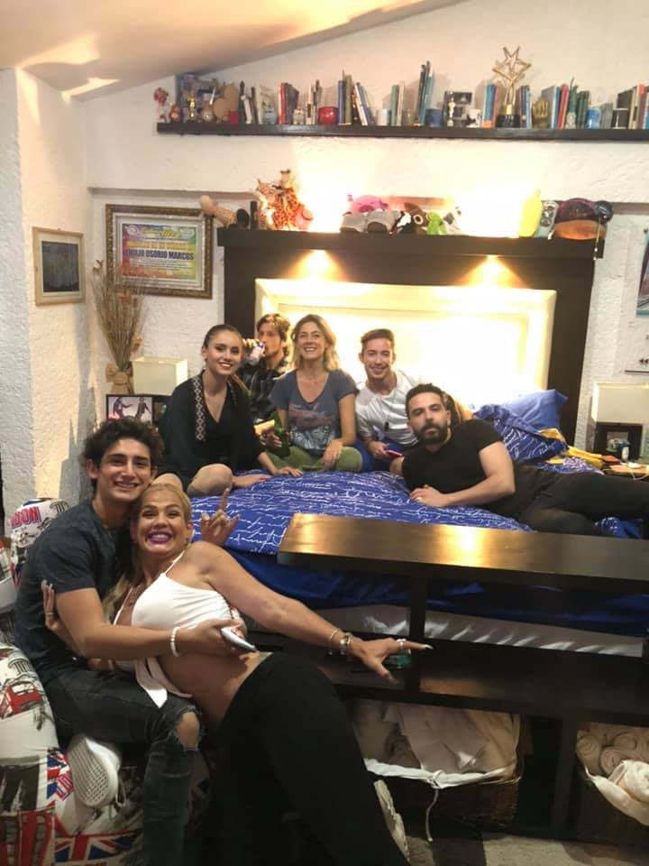 En la recámara de su hijo Emilio Osorio, quien la apoya incondicionalmente y quien también realizó una participación especial en la serie.