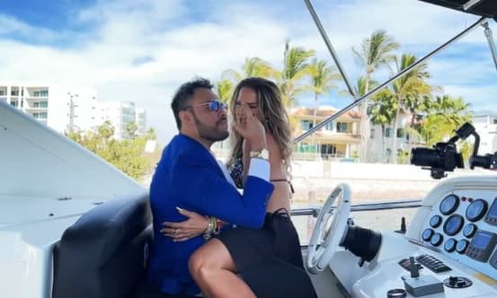 "Anoche me mandó un mensaje hermoso, de poquitas palabras, pero muy profundas", contó Niurka sobre la propuesta que recibió de su nuevo galán, quien confirmó la respuesta que la estrella de televisión de 53 años le dio: "(el mensaje decía) ¿que si quieres ser mi novia? y respondió 'sí'".